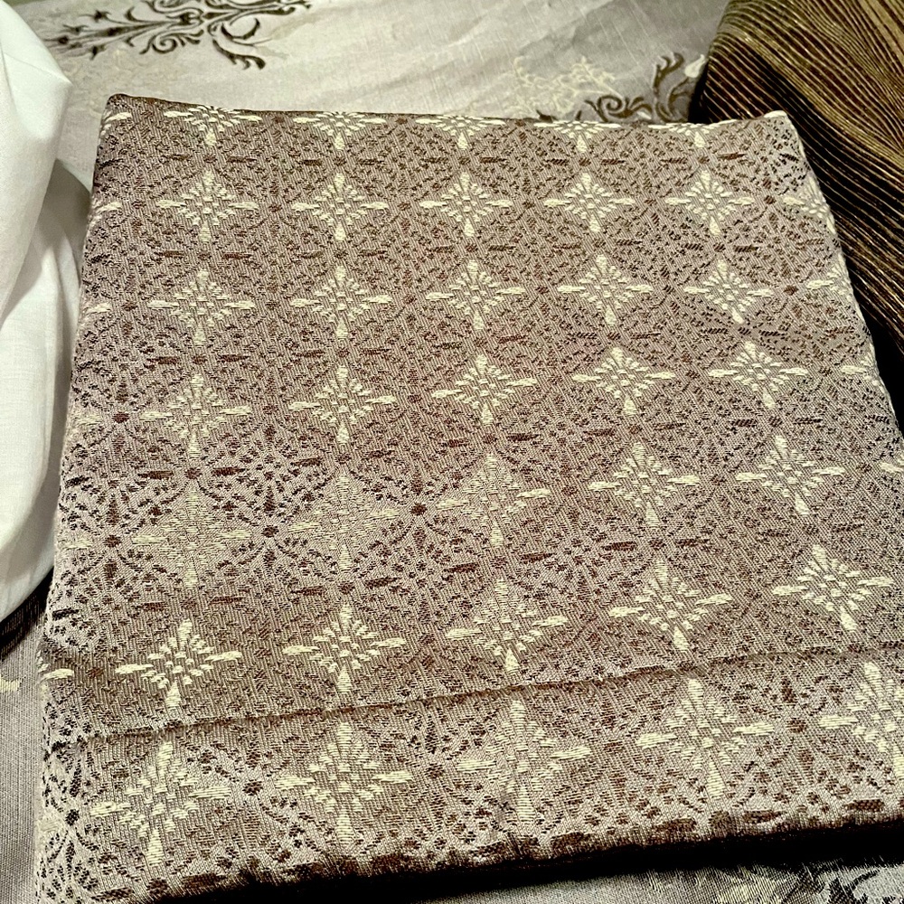 Queen duvet cover 
Queen bed skirt 
2 shams 

Beautiful condition.